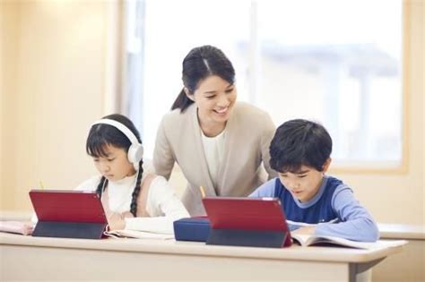 正社員講師×AIタブレットで個別最適化された学びを提供する 自 .